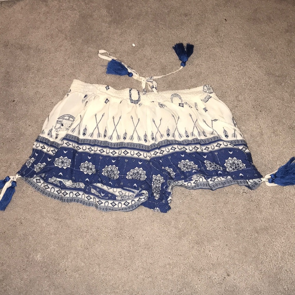 Shorts with tassels in the sides and front tie